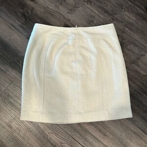 Banana Republic cream colored short skirt
